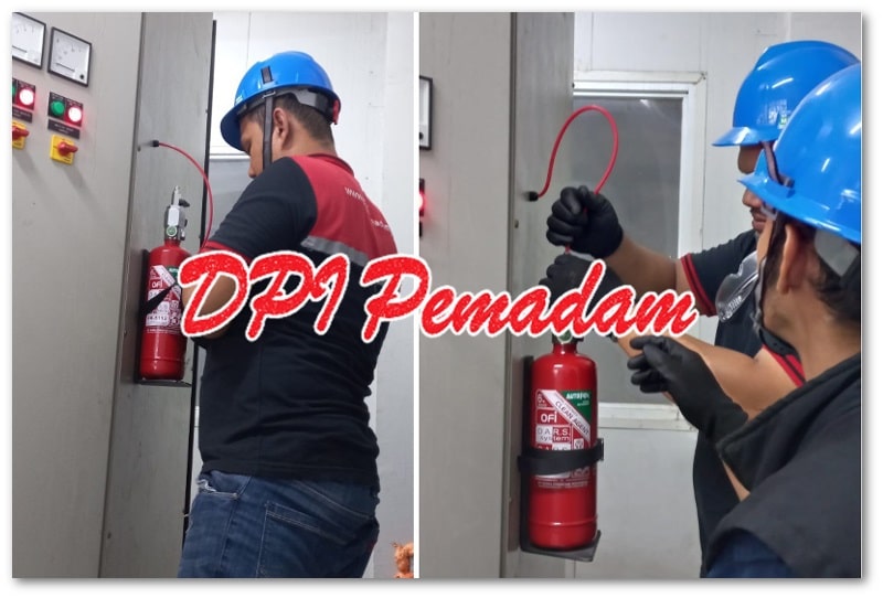 Teknisi memasang alat pemadam api otomatis Autofex FK-5112 dengan tubing system pada panel listrik.