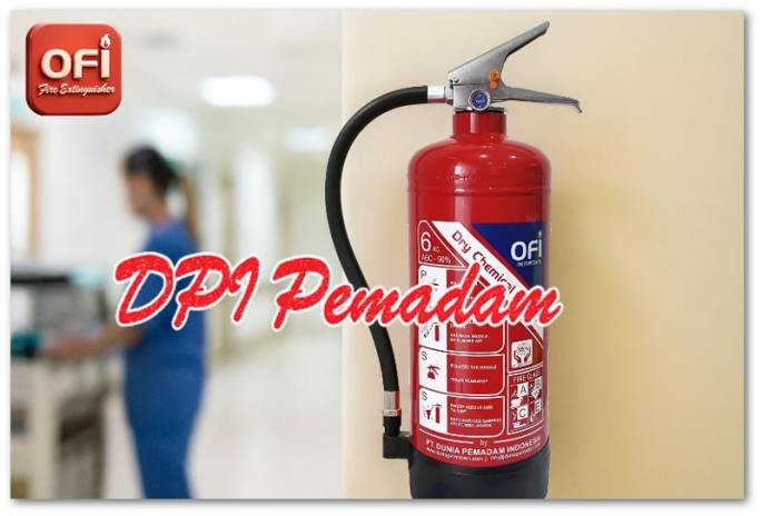 Gambar Close APAR Powder OFI 6 kg terpasang di dinding ruangan rumah sakit.