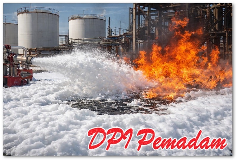 Foam system menyemprotkan busa pemadam untuk menutup permukaan cairan mudah terbakar dan memutus oksigen pada kebakaran industri.