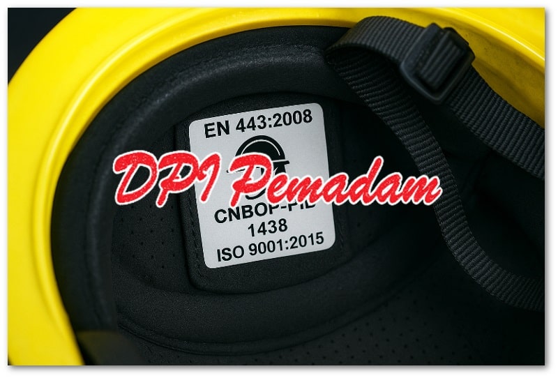 Close-up label sertifikasi EN 443 pada bagian dalam helm pemadam untuk verifikasi keaslian produk.