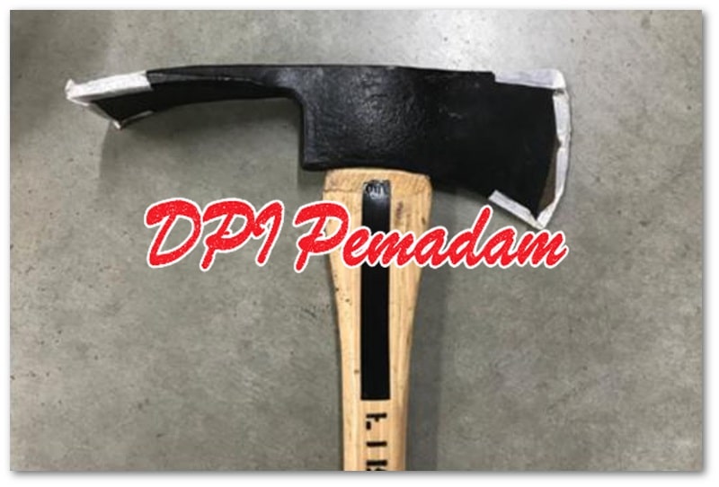 Detail kepala kapak Pulaski untuk pemadaman kebakaran hutan di lapangan.