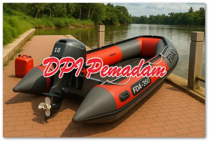 Perahu Karet Rescue FLODA FDA-350 sedang bersandar di tepi sungai, menampilkan desain tabung besar dan dek yang stabil untuk operasi SAR.