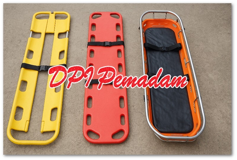 Ilustrasi perbandingan scoop stretcher, spine board, dan basket stretcher untuk evakuasi medis dalam posisi berdampingan.