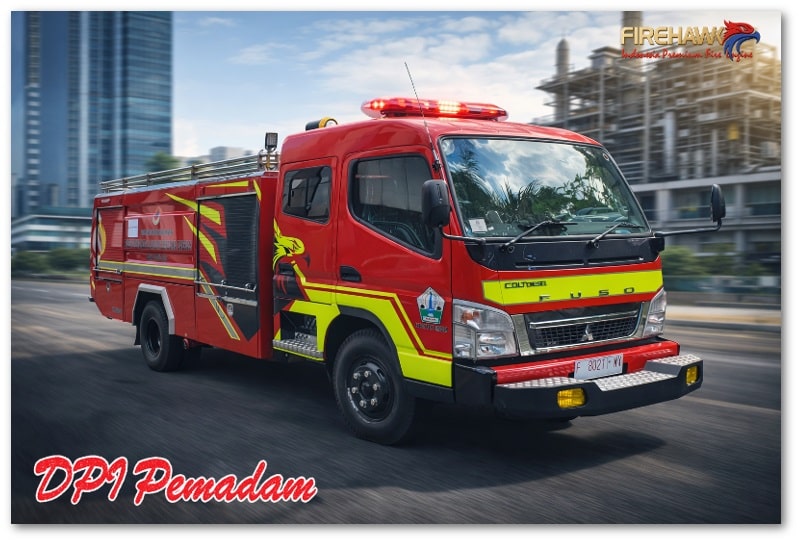 Fire engine profesional dengan sistem pemadam untuk kebutuhan industri dan infrastruktur publik.