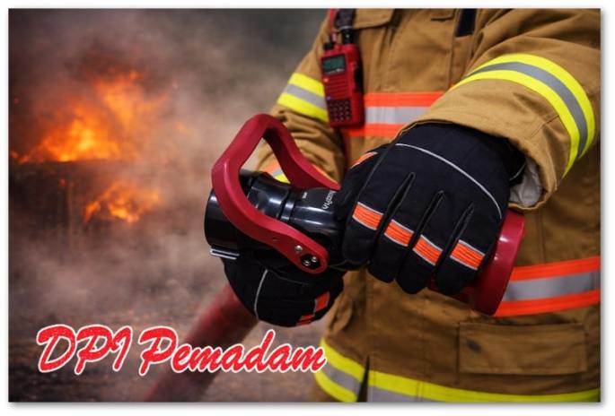 Sarung tangan pemadam kebakaran profesional digunakan petugas saat operasi pemadaman.