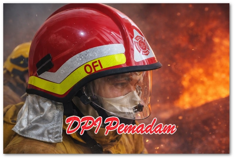 Helm pemadam kebakaran OFI melindungi kepala petugas di area kebakaran.