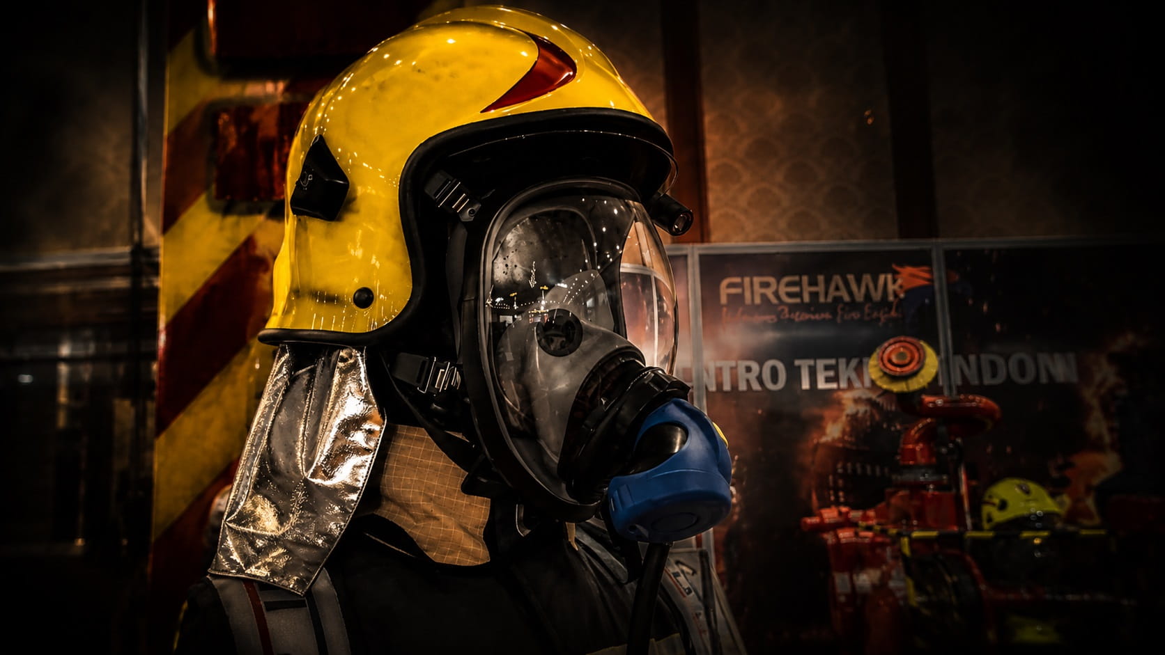 Firefighter breathing apparatus dan helm pemadam profesional Firehawk